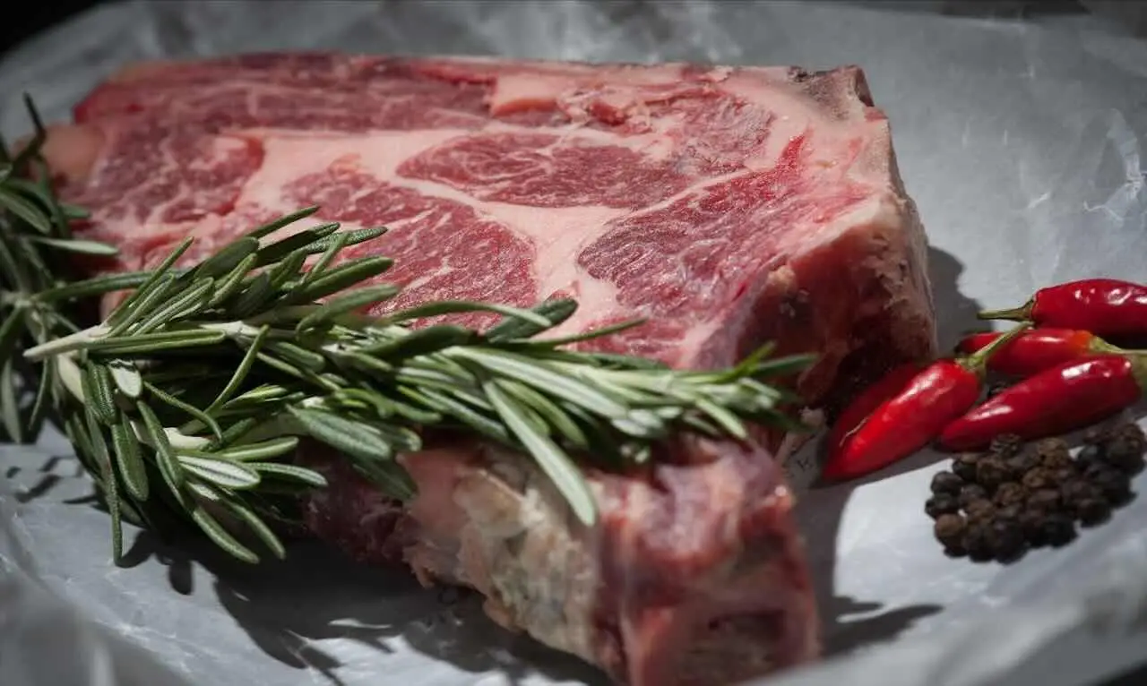 Non solo carne e uova: ecco i cibi sorprendenti che contengono più proteine in assoluto