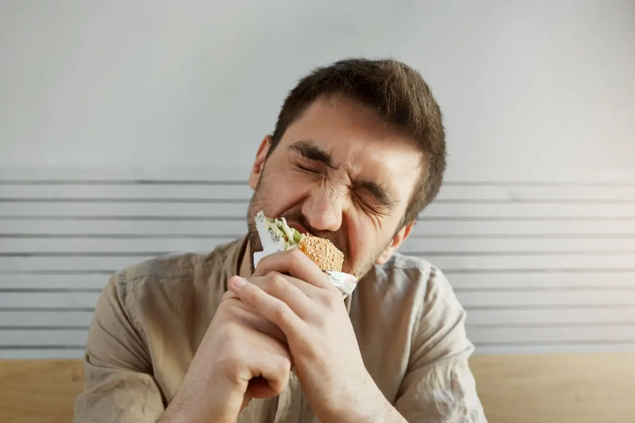 Smettere di mangiare per ore: ecco cosa succede davvero al tuo cervello durante il digiuno